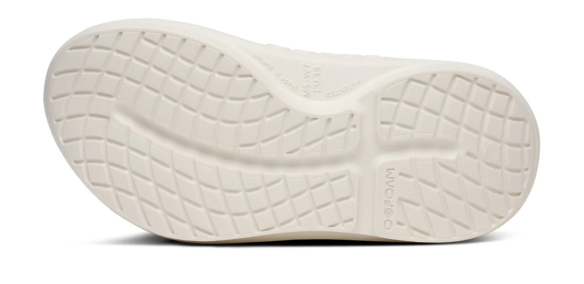 Women's OOriginal PLUS Sandal - Chalk 8 Men's OOriginal PLUS Sandal - Chalk