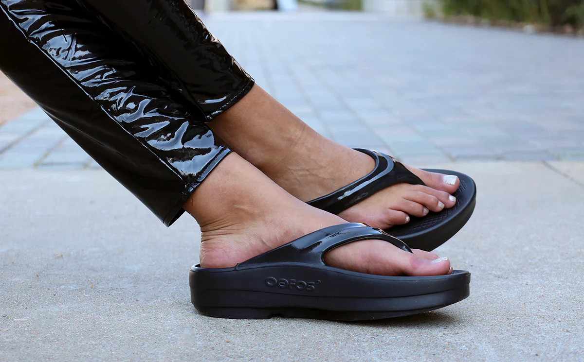 Women's OOmega OOlala Sandal - Black 10 Women's OOmega OOlala Sandal - Black