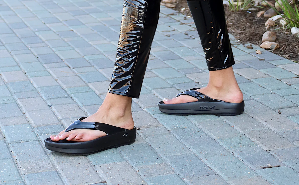 Women's OOmega OOlala Sandal - Black 9 Women's OOmega OOlala Sandal - Black